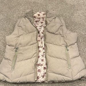 Zara Girl puffer hooded reversible vest girl Beige and floral pattern Sz Medium